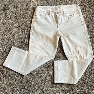 LUCKY BRAND CAPRI WHITE PANTS. size 29